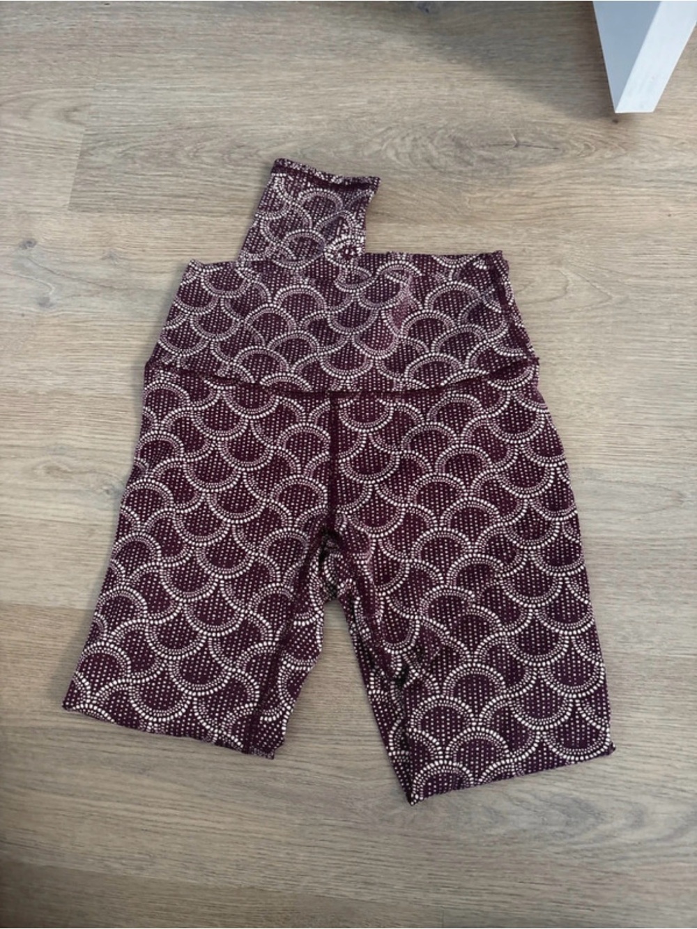 aerie Burgundy Cream Scallop-Print leggings